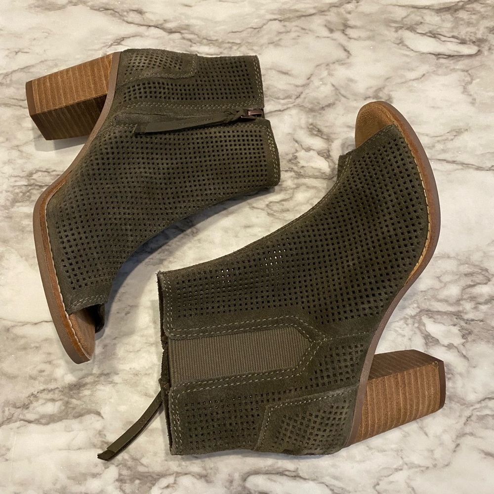 TOMS| GREEN MAJORCA PEEP TOE BOOTIE| SIZE 6
